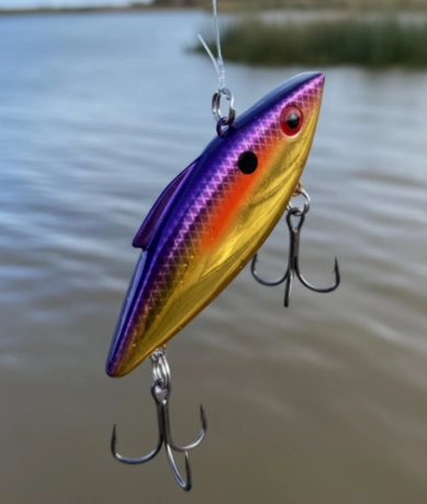 Lipless crankbaits for pike fishing – winter presentation, slow lift and fall in cold, unfrozen water