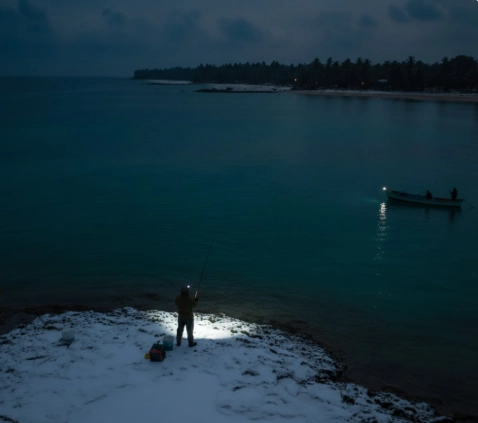 Winter night pike fishing from shore vs boat – real cold-water positioning before the strike