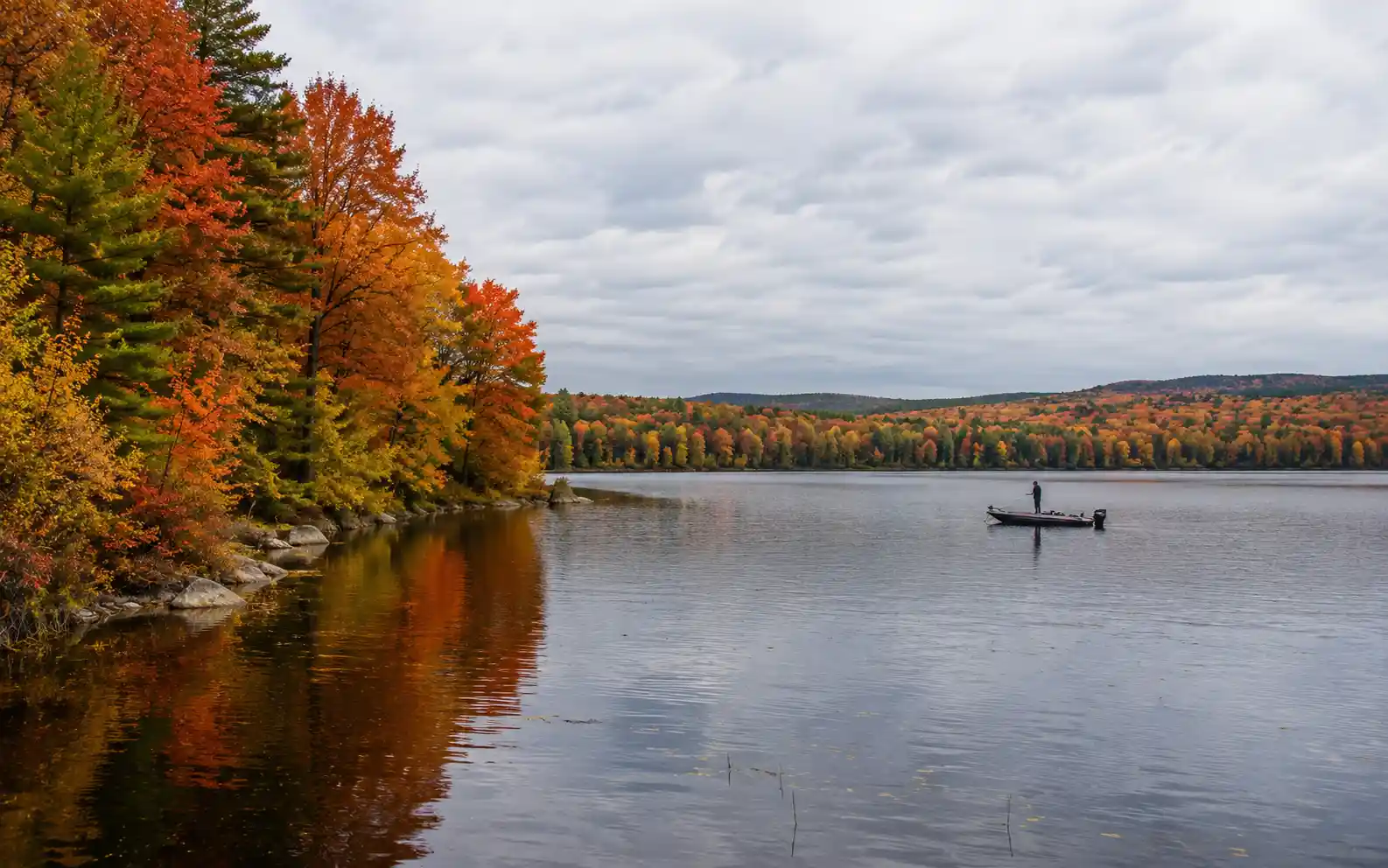 Autumn lake conditions for best pike lures for fall fishing